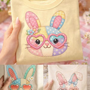 Puede incluir: Una camiseta amarillo claro con un diseño de conejo de retazos. El conejo lleva gafas en forma de corazón y tiene flores en las orejas. El diseño mezcla rosa, azul, amarillo y morado, ideal para Pascua o primavera.
