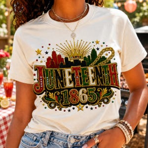 Puede incluir: Camiseta color crema con un diseño gráfico colorido que celebra el Juneteenth. El diseño incluye un paisaje urbano, una corona, una cadena y el texto "Juneteenth 1865" en una fuente decorativa. La camiseta es de manga corta y cuello redondo.