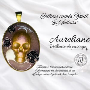 Peut inclure: Pendentif ovale avec un crâne doré, des roses noires et le texte "Colliers camés Skull Les Veilleurs" et "Aureliane Veilleuse du passage". Le pendentif a un fermoir doré.