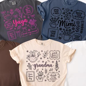 Può includere: Una collezione di magliette in vari colori, tra cui grigio, blu navy, marrone, crema e bianco. Ogni maglietta presenta un design floreale e testo, con frasi come "Yaya", "Mimi" e "Nonna". I disegni includono annaffiatoi, fiori ed elementi decorativi.