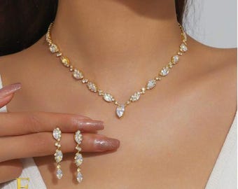 Conjunto de joyas de circonita cúbica: collar y pendientes de boda chapados en oro de 18 quilates.