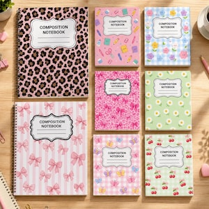 以下が含まれることがあります： ヒョウ柄、ピンクのリボン、パステルカラーの学用品、花柄の青いギンガムチェック、デイジー、蝶、サクランボなど、様々なパターンのスパイラル綴じおよびステッチ綴じのコンポジションノートのコレクション。すべて白いラベル付き。