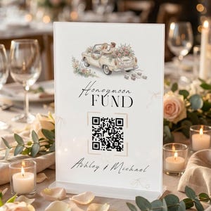 Könnte beinhalten: Ein klarer Acrylschild mit den Worten "Honeymoon Fund" und einem QR-Code. Das Schild zeigt eine Aquarellillustration eines Oldtimers mit einem frisch verheirateten Paar. Die Namen "Ashley & Michael" sind unten aufgedruckt.