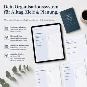 Könnte beinhalten: Ein Tablet mit einer Monatsübersicht sowie ausgedruckte Seiten mit den Titeln System-Check 3 und Weekly Review Extra 3. Ein dunkelblaues Notizbuch mit der Aufschrift The Life Admin Operating System und eine Tasse Kaffee sind zu sehen.