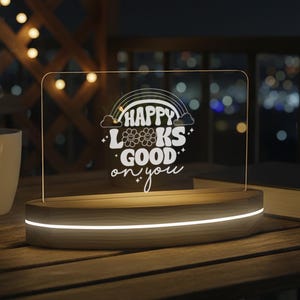 Luz nocturna LED Happy Looks Good, plexiglás arcoíris, base de madera