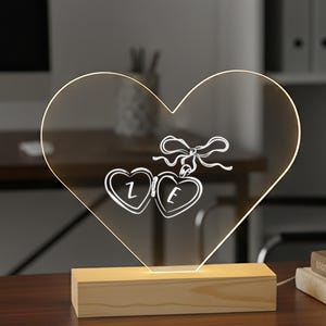 Letrero acrílico en forma de corazón, decoración de escritorio con iniciales, idea de regalo para parejas, exhibidor de nombres personalizado, arte en plexiglás transparente, adorno con base de madera, letrero de amor grabado