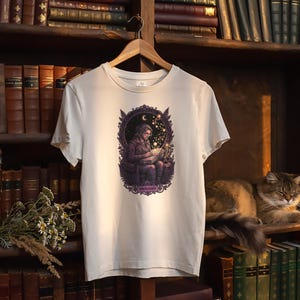 Camiseta "Viajante Escrevendo um Manuscrito ao Luar" | Camiseta com Ilustração Celestial | Ilustração de Livro Mágico e Sinais Misteriosos