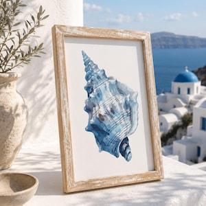 Può includere: Una cornice rettangolare in legno con finitura usurata contenente un acquerello di una conchiglia blu. La conchiglia presenta creste complesse e varie tonalità di blu, centrata su uno sfondo bianco all'interno della cornice.