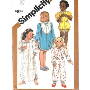 Könnte beinhalten: Simplicity Schnittmuster für Kinder-Schlafbekleidung, Größe 3. Das Muster zeigt Illustrationen von vier verschiedenen Schlafbekleidungsdesigns: ein Nachthemd, ein Strampler, ein Kleid und ein Overall. Das Cover ist beige mit dem Simplicity-Logo und der Produktnummer 6182.