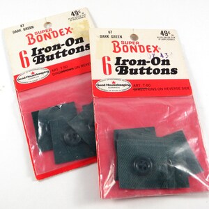 Puede incluir: Dos paquetes de botones termoadhesivos Super Bondex de color verde oscuro. Cada paquete contiene seis botones y tiene el sello de Good Housekeeping. Los paquetes están etiquetados con un precio de 49 centavos.