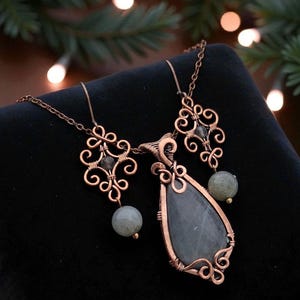ワイヤーラップジュエリーセット（ペンダント、イヤリング） - グレーラブラドライト、銅線