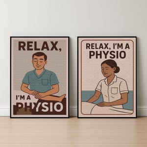 Puede incluir: Dos carteles enmarcados con el texto "RELAX, I'M A PHYSIO". Uno muestra a un hombre con una camisa color turquesa, el otro a una mujer con uniforme blanco. Ambos carteles tienen un estilo vintage y retro.