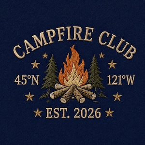Może przedstawiać: Haft na granatowym tle przedstawiający ognisko. Zawiera napisy "CAMPFIRE CLUB", "EST. 2026" oraz współrzędne 45°N i 121°W. Złote gwiazdy i sosny dopełniają projekt, nawiązując do tematu kempingu.