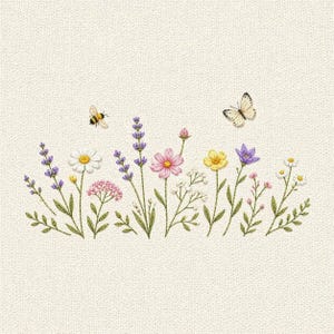 Op de afbeelding: Geborduurd bloemendesign met een verscheidenheid aan kleurrijke bloemen, waaronder madeliefjes, lavendel en cosmos, met een bij en een vlinder. Het kunstwerk is geplaatst tegen een getextureerde, gebroken witte achtergrond.