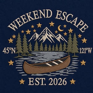 Könnte beinhalten: Gesticktes Design auf marineblauem Hintergrund mit den Worten "WEEKEND ESCAPE" über einer Berglandschaft mit Bäumen, Sternen und einem Halbmond. Ein Kanu schwimmt auf dem Wasser. Der Text "EST. 2026" steht darunter.