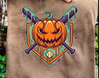 Może przedstawiać: Brązowa koszulka z motywem baseballowym na Halloween. Grafika zawiera pomarańczową dynię z groźną miną, skrzyżowane fioletowe kije do baseballa i piłkę do baseballa. Projekt jest osadzony na turkusowo-pomarańczowym tle.
