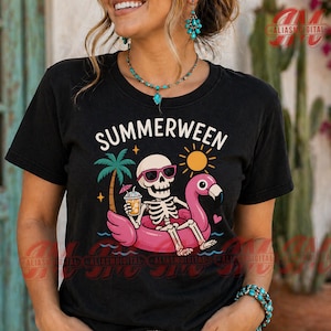 Op de afbeelding: Een zwart t-shirt met een afbeelding van een skelet met een roze zonnebril, zittend in een roze flamingo zwemband. Het skelet houdt een drankje met een parasolletje vast. De tekst SUMMERWEEN staat boven een palmboom en een gele zon.
