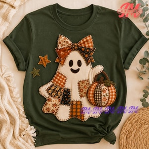 Puede incluir: Una camiseta verde oscuro con un gráfico central de un fantasma blanco con un cuerpo estilo patchwork hecho de varios patrones de tela en colores otoñales. El fantasma lleva un lazo grande estampado y sostiene una pequeña cesta de calabaza con dos estrellas.