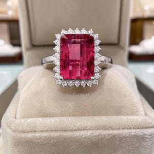 Anillo de rubí talla esmeralda con halo de diamantes, anillo de compromiso, oro blanco de 14k, anillo de cóctel llamativo, anillo de inspiración vintage, regalo de anillo de lujo