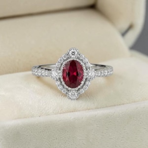 Anillo con halo de rubí de talla ovalada, anillo con racimo de diamantes y rubí rojo, anillo de oro blanco de 14 quilates, anillo con halo floral de estilo antiguo, anillo de compromiso de rubí llamativo
