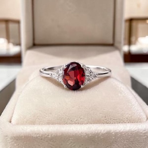 Klassischer Rubin Mit Diamant Ring, Roter Rubin Edelstein Verlobungsring, 585er Weißgold, Eleganter Rubin Schmuck, Zeitloser Rubin Ring Für Sie