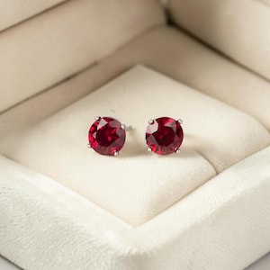 Oorknopjes rode robijn, sprankelende rond geslepen robijn in 18 kt witgoud, statement robijnstekers, klassieke edelsteensieraden, oorbellen voor dagelijks gebruik