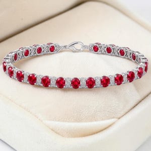 Pulsera clásica redonda de rubí rojo con halo de diamantes, oro blanco macizo de 18k, pulsera estilo tenis de rubí, elegante joyería de lujo para mujer.