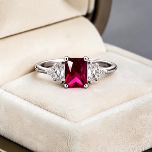 Bague de fiançailles rubis, rubis taille émeraude avec diamants latéraux, bague en or blanc 14 carats, bijoux élégants en rubis, bague de mariage cocktail tendance