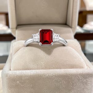 Anello con rubino senza tempo, anello di fidanzamento con gemma rossa, oro bianco 14 carati, argento, gioiello di tendenza, anello con rubino e diamanti laterali, anello da sposa