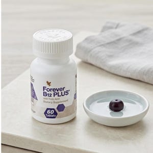 Peut inclure: Une tasse en céramique blanche avec une anse noire et le texte "But First, Coffee" en gras noir. La tasse est posée sur un fond flou, suggérant un cadre chaleureux.