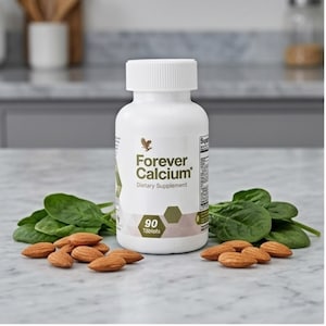 Op de afbeelding: Een set van drie keramische mokken met een gespikkelde, matte afwerking. De mokken zijn in de kleuren crème, lichtgrijs en donkergrijs. Elke mok heeft een eenvoudig, minimalistisch ontwerp en een afgeronde handgreep.