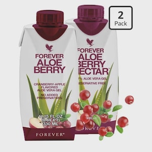 Puede incluir: Dos cajas de jugo Forever Aloe Berry Nectar. Cada caja tiene un fondo blanco con ilustraciones de arándanos y manzanas, y el texto "Forever Aloe Berry" y "Aloe Vera Gel con sabor a arándano y manzana". Cada caja contiene 330 ml.
