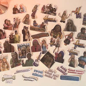 Peut inclure: Une collection d'autocollants colorés Hannah Montana, avec des images de personnages, des citations et le logo de l'émission. Les autocollants varient en taille et en forme, avec des textes comme "DANCE" et "HAVING A MELTDOWN".