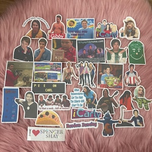 Puede incluir: Una colección de pegatinas coloridas de iCarly con personajes, citas y logotipos del programa. Las pegatinas incluyen imágenes de Gibby, Carly, Spencer y otros personajes, con frases como "Pee on Carl" y "I love Spencer Shay."