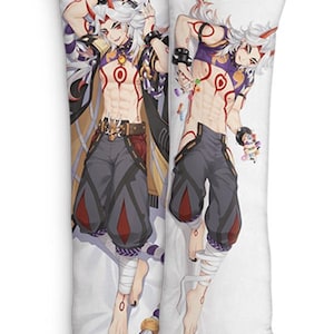 Peut inclure: Deux housses de coussin de corps blanches avec un design de personnage d'anime coloré. Le personnage a des cheveux blancs, des cornes rouges et porte une tenue violette et noire. Les coussins sont rectangulaires et ont un fond blanc.