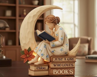 Könnte beinhalten: Eine Holzfigur einer Person, die ein Buch liest, während sie auf einem Halbmond sitzt. Die Figur befindet sich auf einem Stapel Bücher mit den Worten "Just a Girl Who Loves Books" und dem Namen "Chloe". Die Person trägt ein Outfit mit Blumenmuster.