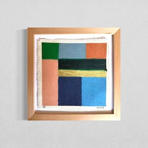 Könnte beinhalten: Abstrakte Malerei in einem hellen Holzrahmen. Das Kunstwerk zeigt ein Patchwork aus Farben, darunter Grün, Blau, Orange, Pfirsich und Marine. Ein goldener Streifen verläuft horizontal über die Mitte. Das Datum "06/04/26" ist unten rechts sichtbar.