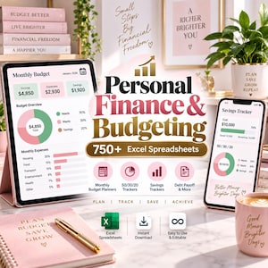 Può includere: Un sistema digitale per la finanza personale e il budget con oltre 750 fogli di calcolo Excel. Il display mostra un tablet e uno smartphone con dashboard di budget mensile, tracker di risparmio e grafici, oltre a un taccuino.