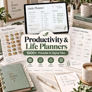 Può includere: Una collezione di strumenti di produttività digitali e stampabili che include un pianificatore giornaliero su tablet, un pianificatore di pasti, un calendario annuale e un taccuino con il testo My Better Life. Il grafico centrale mostra il testo Productivity & Life Planners 1000+ Printable & Digital Files con icone per pianificatori giornalieri, tracker delle abitudini, pianificatori di pasti e calendari.