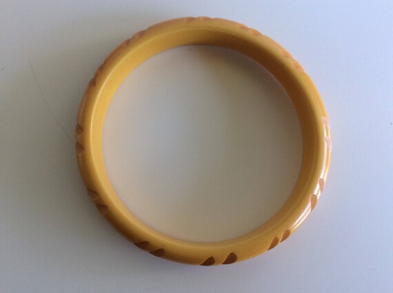 Yellow Carved Bakelite Bangle Bracelet - image 3