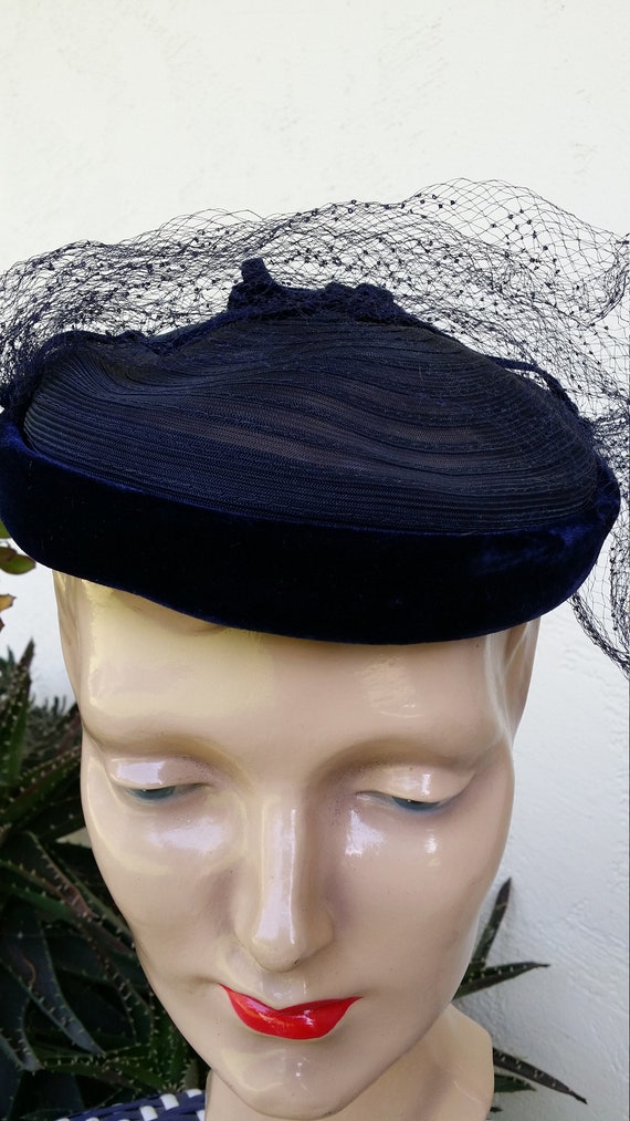 Ladies Navy  Mesh and Velvet Hat with Veil 1950s - image 3