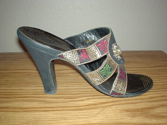 6.5 N Amazing Slides Black Suede & Metallic Ribbon W