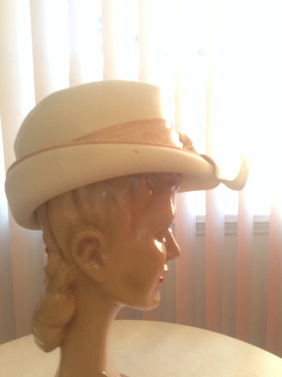 Off White Ladies Hat As Is - image 4