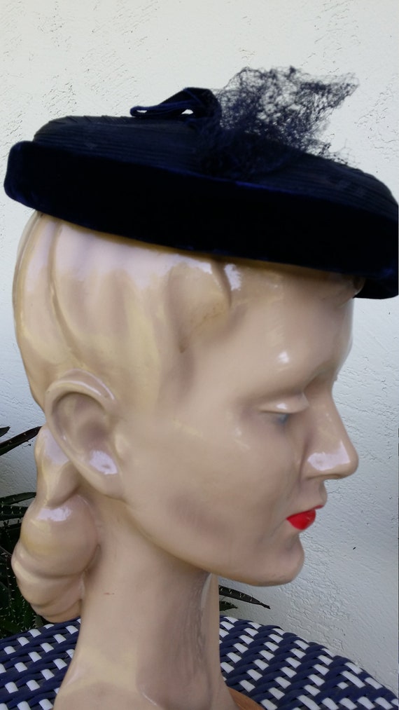 Ladies Navy  Mesh and Velvet Hat with Veil 1950s - image 4