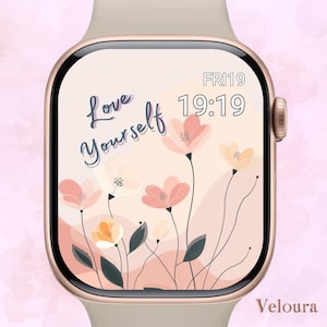Può includere: Uno smartwatch con cassa dorata e cinturino beige mostra un design floreale. Il quadrante presenta le parole "Love Yourself" in corsivo, insieme a fiori rosa e gialli. L'ora è 19:19.