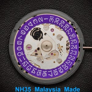 Puede incluir: Primer plano de un movimiento de reloj con una rueda de fecha p&uacute;rpura y engranajes plateados. La rueda de fecha muestra n&uacute;meros del 1 al 31. El texto "NH35 Malaysia Made" est&aacute; en la parte inferior.