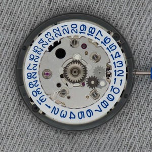Seiko (TMI) NH34 urverk Vitt med blått datumhjul för klockan 3 bild 1