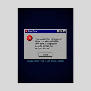 Op de afbeelding: Een digitale afbeelding met een klassiek grijs computervenfster voor foutmeldingen op een donkerblauwe achtergrond. Het venster toont een rood X-pictogram, de tekst Fatal Error en het bericht: This program has performed an illegal operation and will be shut down. If the problem persists, contact the program vendor. Onder het venster staat de tekst: RUNNING SINCE: 1995 | LAST STABLE: UNKNOWN.