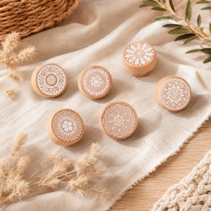 Houten kastknoppen, set van 6 ronde ladehandgrepen, met sport-, dieren-, oceaan- en boho-designs.