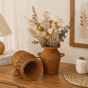 Può includere: Un tagliere in legno fatto a mano con finitura naturale. La tavola rettangolare presenta un incavo per il succo e un manico. Dimensioni: circa 45,7 cm di lunghezza, 30,5 cm di larghezza e 2,5 cm di spessore.